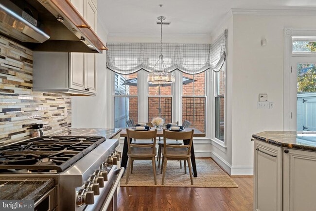 Building Photo - 128 Queen St