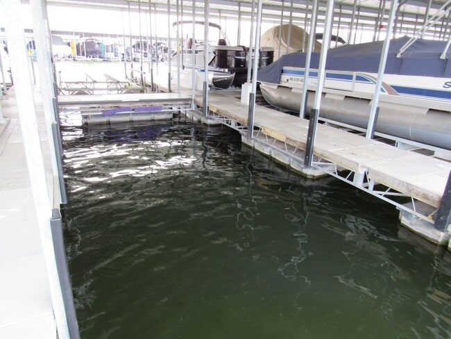 Building Photo - Lakefront 2 bedroom Condo For Rent