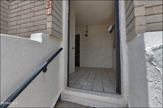 Building Photo - 6201 ESCONDIDO Dr