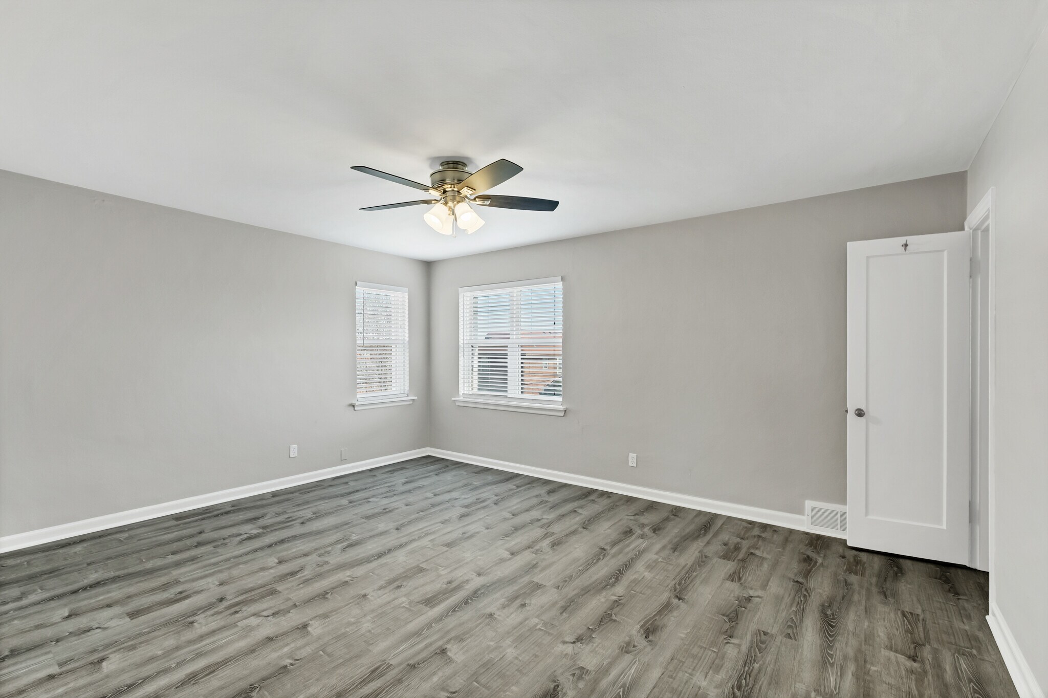 Master bedroom with 2 closets - 3443 Lawn Ave