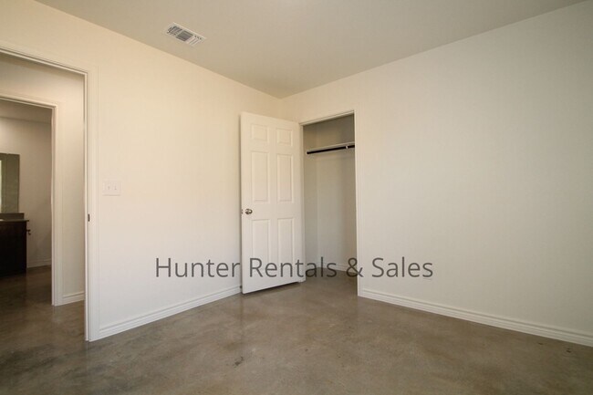Building Photo - 1810 Ponca Trce