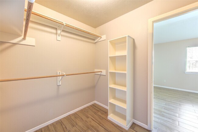 Building Photo - 5349 Pinewood Terrace