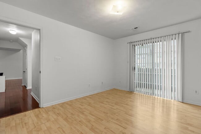 Building Photo - Rent in Virginia Beach!