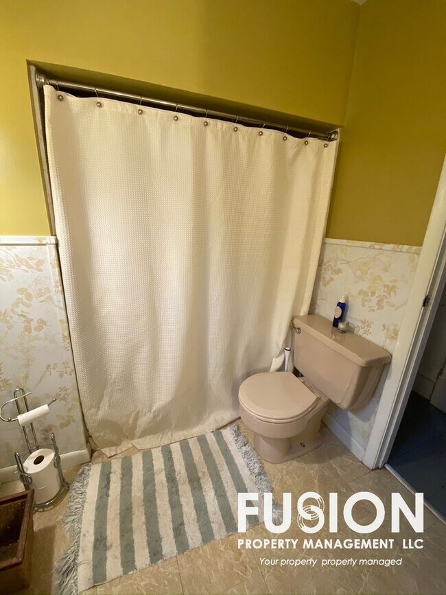 Building Photo - Adorable 2 bedroom home in Winooski with large backyard!