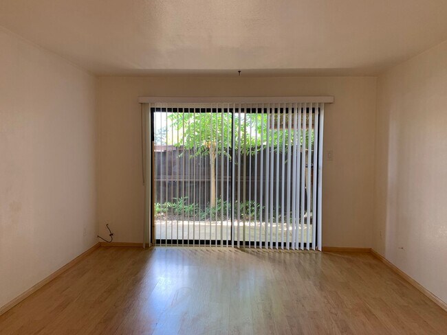 Building Photo - Lovely 2 Bedroom, 2 Bath Condo In The NE!