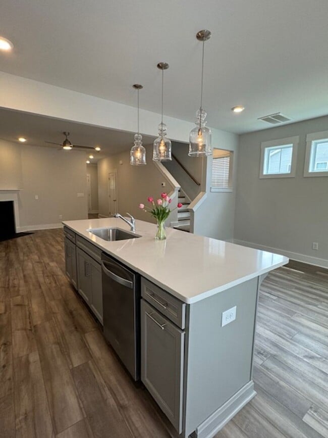 Building Photo - Gorgeous 3 Bedrooms-2.5 Baths - Prime Loca...