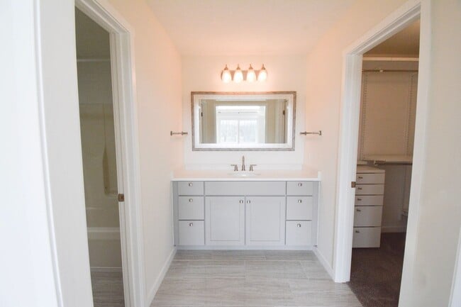 Building Photo - Luxury Lakeside Living – 3 Bed, 2.5 Bath Home with Stunning Views