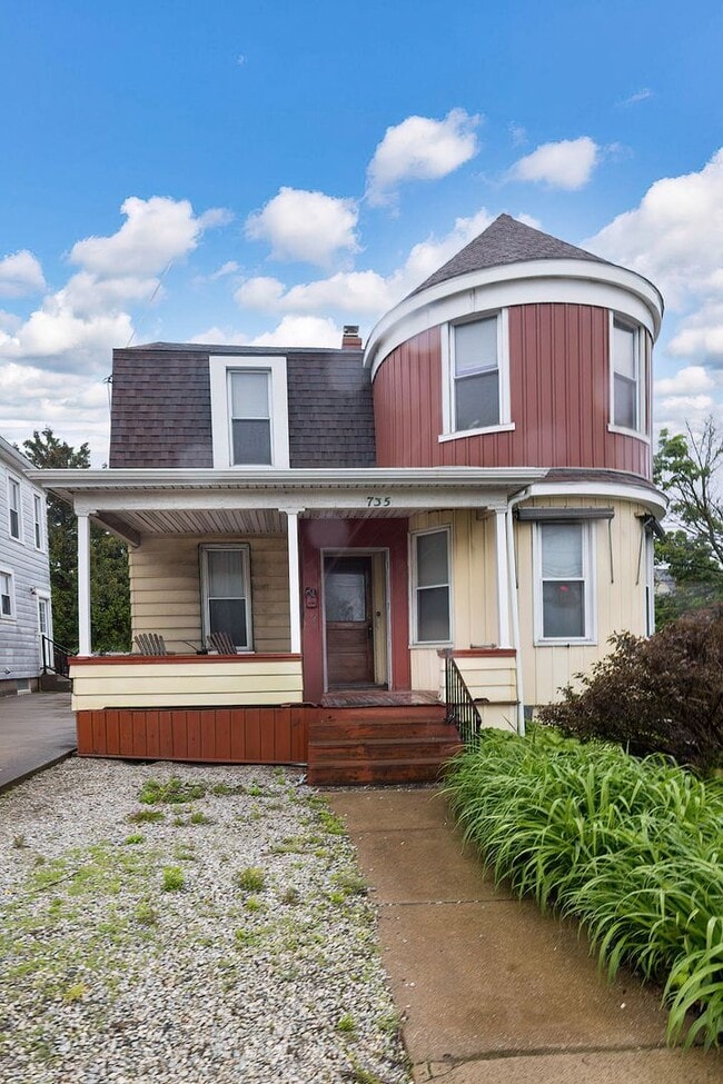 Building Photo - 735 W 26th St