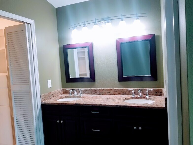 Primary bathroom - 2908 Shannon Cir