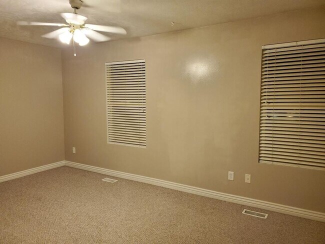 Building Photo - 2-3 Bd 2.5 Bath Townhome in Draper