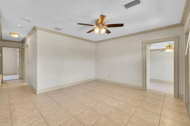 Building Photo - 257 NE 45th Ct