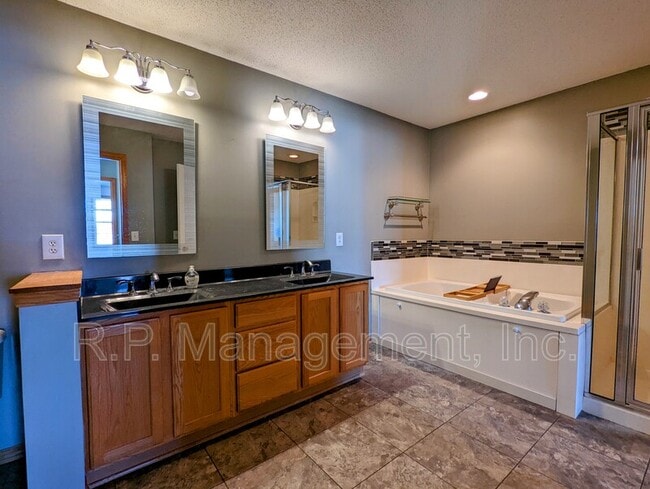 Building Photo - 1909 Bluestem Ln