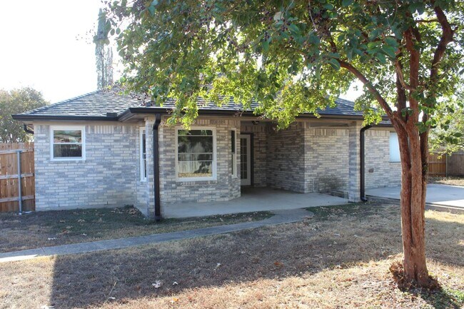 Building Photo - Charming 3-Bedroom Home in Jamesway Addition – Available Now!