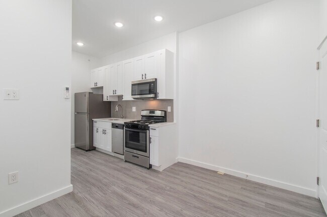 Building Photo - New! Renovated & Modern Apartment