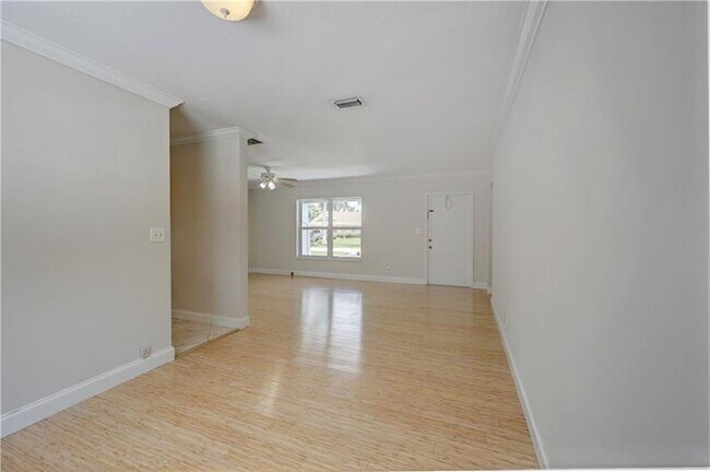 Building Photo - 110 Seminole Ln