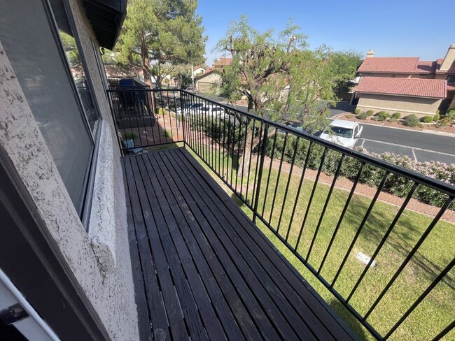 Building Photo - 3 Bed/ 2.5.Ba 2 story townhome , Gated Com...