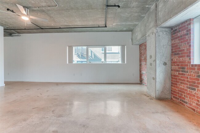 Building Photo - 2000 Bagby St