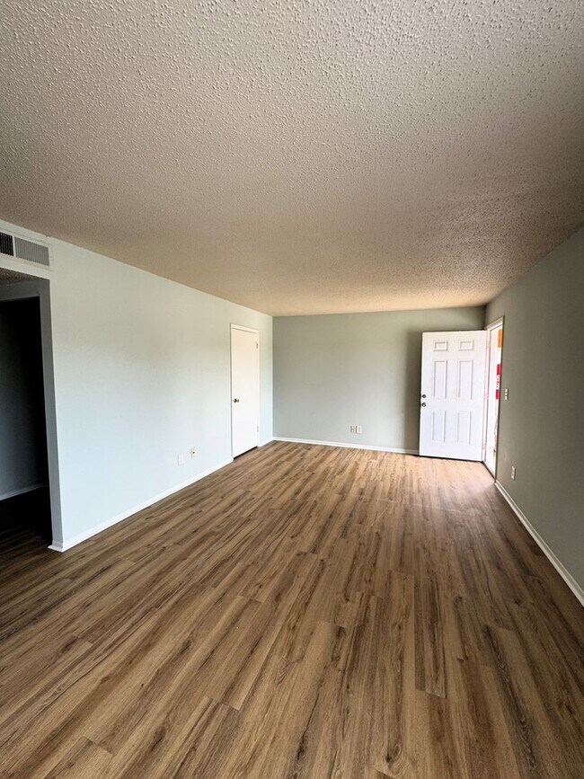 Building Photo - Move-In Special!!!