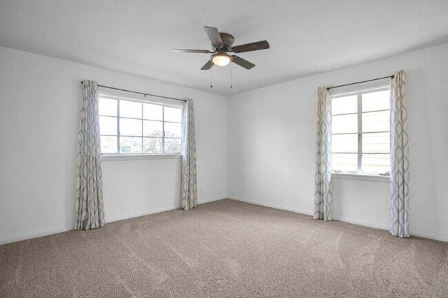 Building Photo - 3/1/1 close to medical and Texas Tech. Neutral colors.. Updated bath