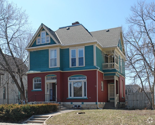 Building Photo - 2616 Dupont Ave S