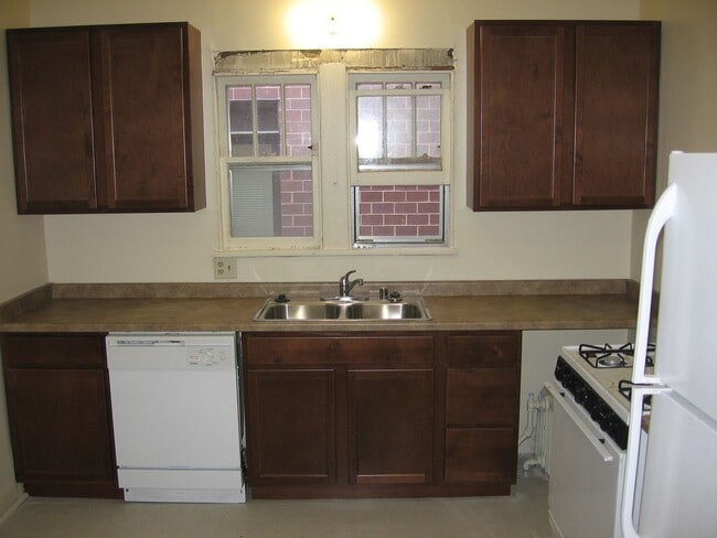 Building Photo - Spacious Madison 5-Bedroom with Yard, Park...