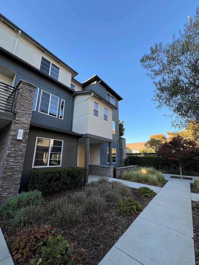 Building Photo - CONTEMPORARY BRIGHT SPACIOUS TOWNHOME WITH...