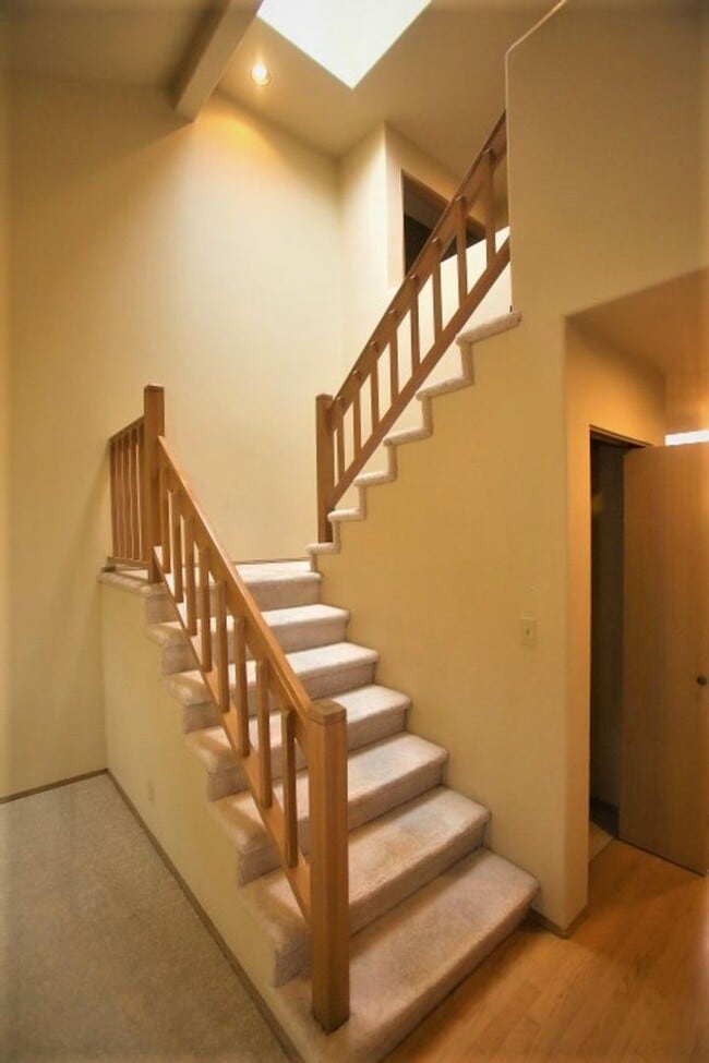 Building Photo - Beautiful 2 Story 3 Bed 2.5 Bath in Sammamish