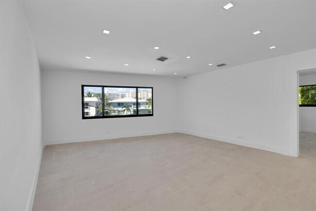 Building Photo - 840 SE 22nd Ave