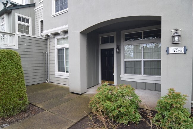 Building Photo - 1754 NE Ashberry Dr