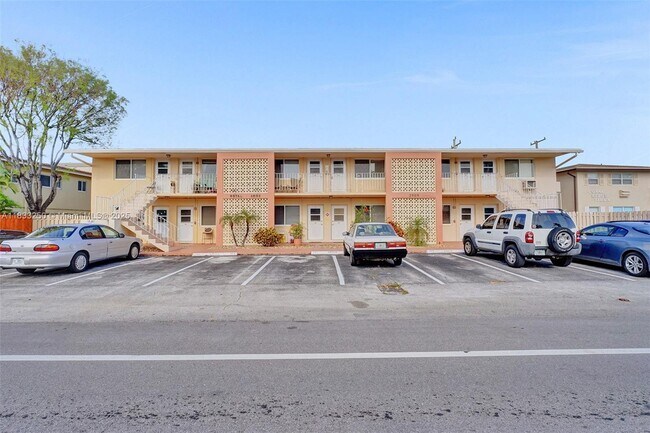 Building Photo - 2909 Middle River Dr