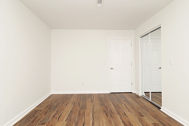 Building Photo - Beautifully Renovated Downtown Basement Ap...