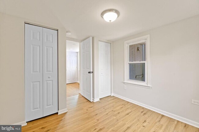 Building Photo - 240 Riverview Ave