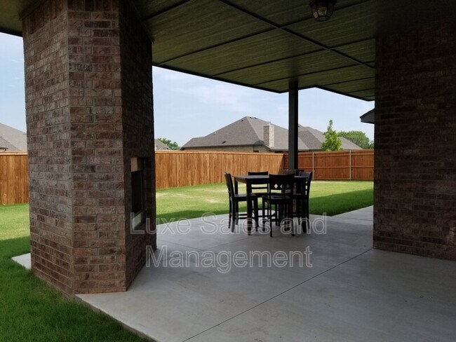 Building Photo - 1433 Kelley Pointe Pkwy