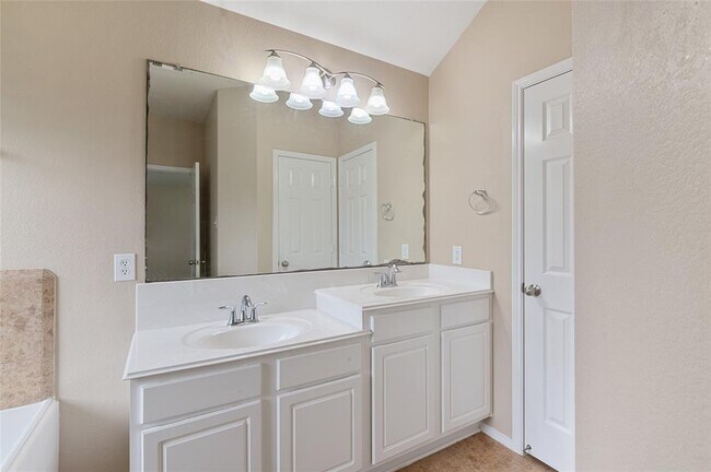 Building Photo - 13915 Roanoke Falls Dr