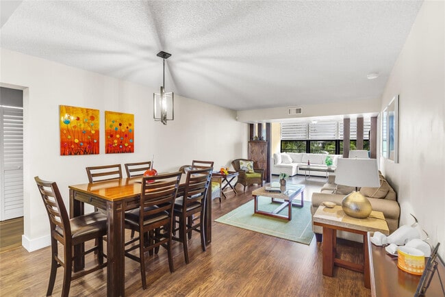 Building Photo - 1719 Whitehall Dr