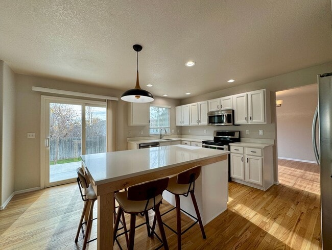 Building Photo - Beautiful & Updated 4 Bedroom / 3.5 Bath Home – Available Now!