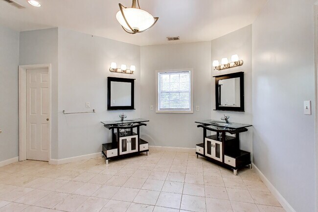Building Photo - Spacious Deanwood Single-Family Home with Off-Street Parking