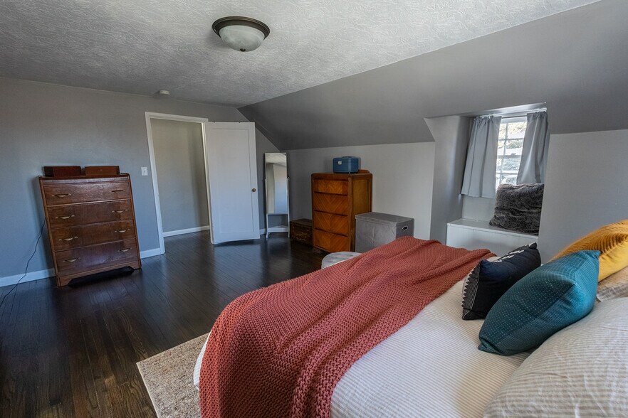 Building Photo - 1621 W 22nd St