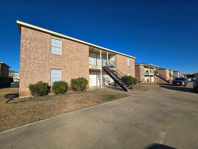 Building Photo - HUD / SECTION 8 ACCEPTED - MOVE IN READY!