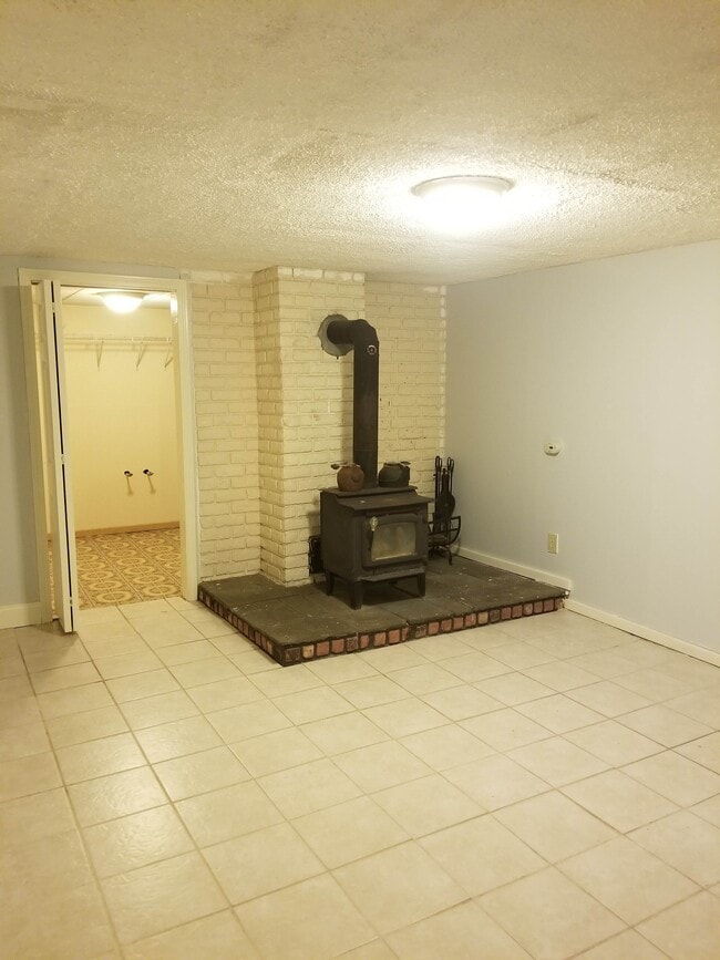 Building Photo - 753 Buddington Rd