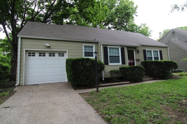 Building Photo - 2 Bedroom 1 Bath Home in Roeland Park