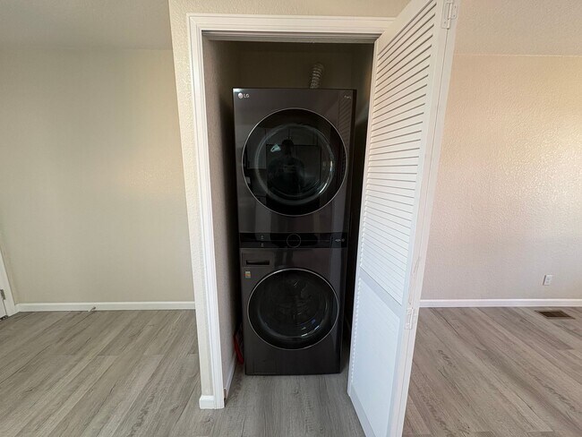 Building Photo - 2 Bed 1 Bath Home in Security!