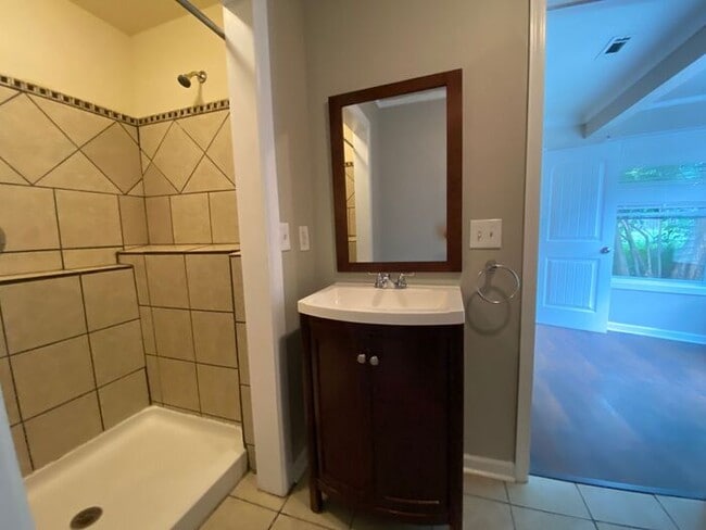 Building Photo - Germantown / Salemtown House for Rent!  2 Beds w/ extra rooms  + 2 full baths!