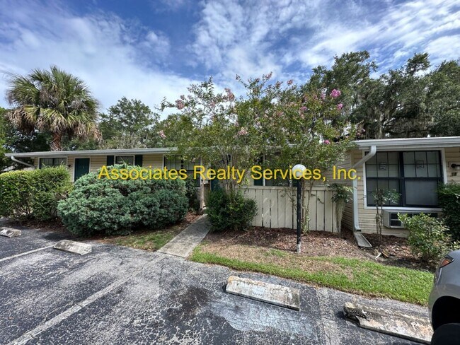 Building Photo - Attention Students! 1 bedroom- Near Shands & UF!  Look!