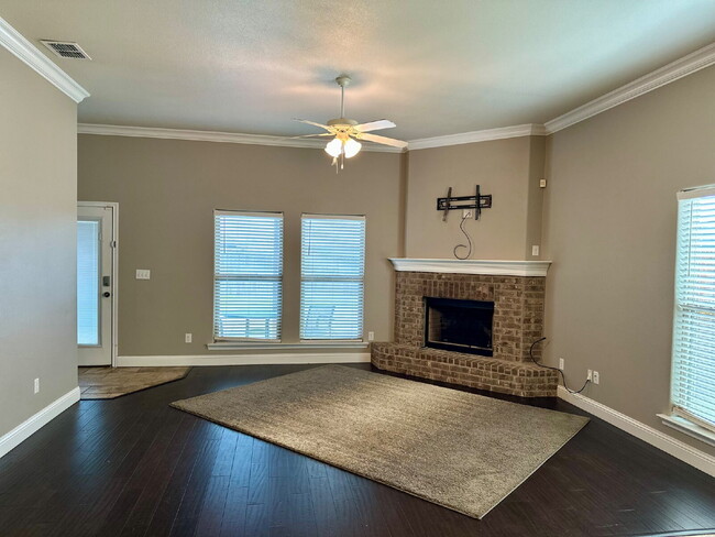 Building Photo - Beautiful 3/2/2 in South Lubbock!
