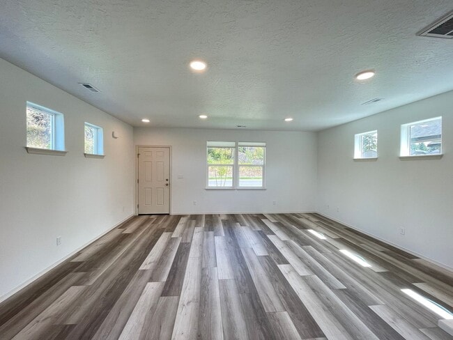 Building Photo - Brand New Hayden Home