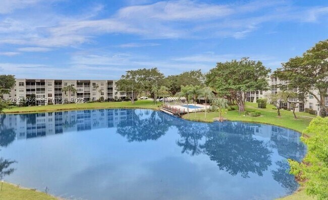 Building Photo - 9340 Lagoon Pl