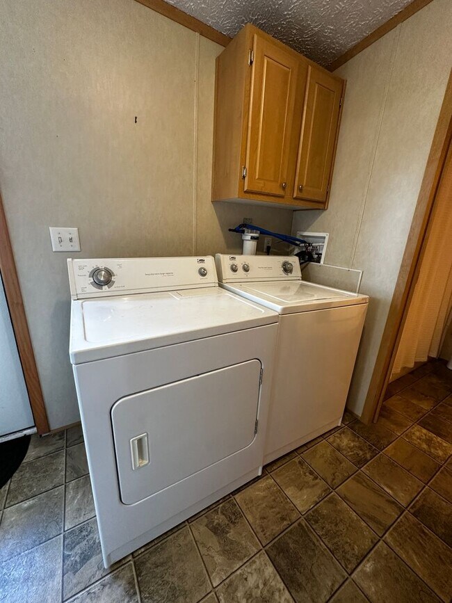 Building Photo - Spacious 4 bedroom/2 bath home for rent - ...