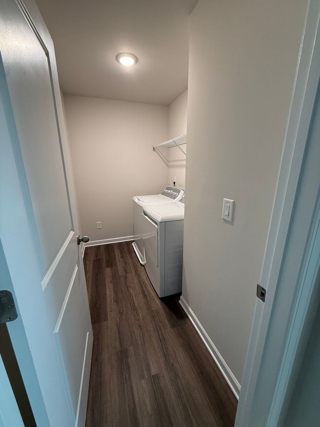 Building Photo - Townhome