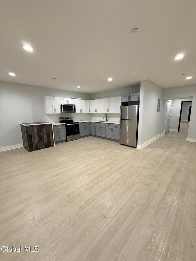 Building Photo - 5 Broadway